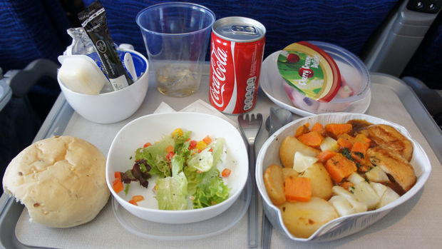 Hier der Grund, warum das Essen im Flugzeug oft nicht schmeckt.