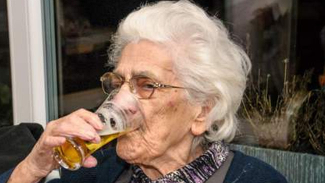 Über 90 Jährige Rentnerin Trinkt Jeden Tag 20 Bier Was Ihr Arzt Dazu