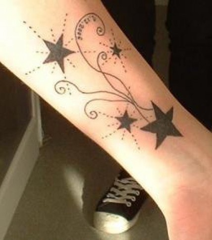 Frau ranke unterarm tattoo Blumenranken Tattoo: