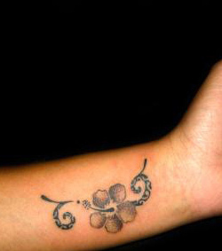 Frauen blumen tattoo arm Tätowierungen Frauen