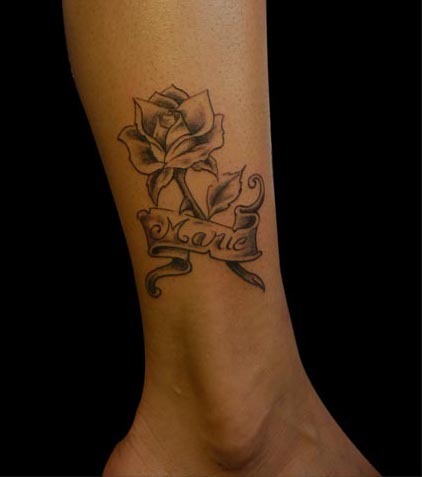 Frauen oberarm rosen tattoo Tattoo Oberarm