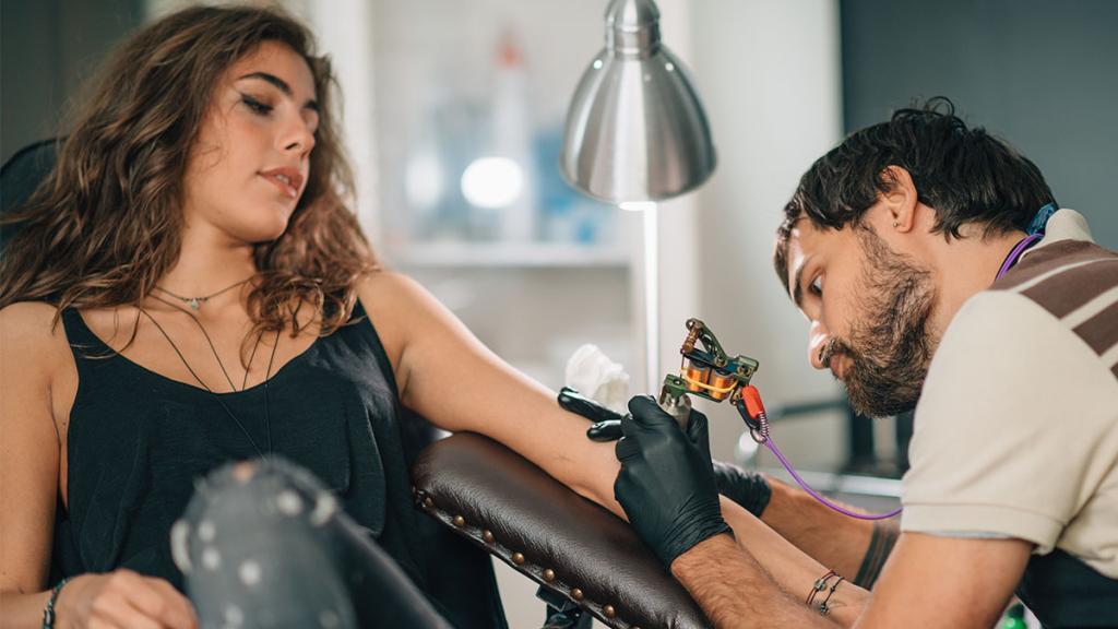 Tattoos frauen schöne schulter für Tattoo Schlüsselbein