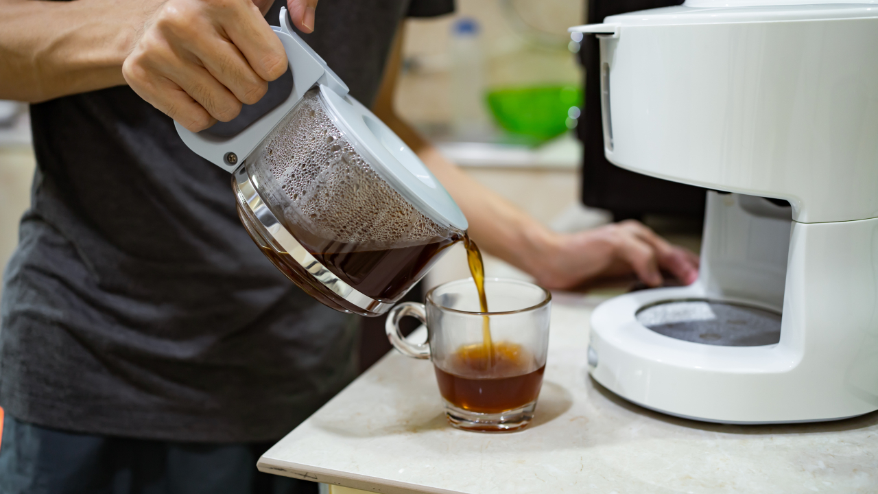 Kaffeemaschinen-Wasser wechseln: Wie oft sollte man es tun?